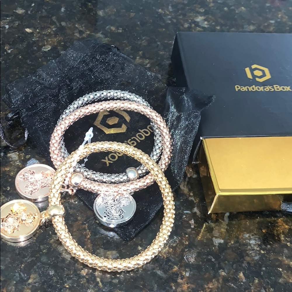 BRAND NEW BRACELET SET TRENDY!